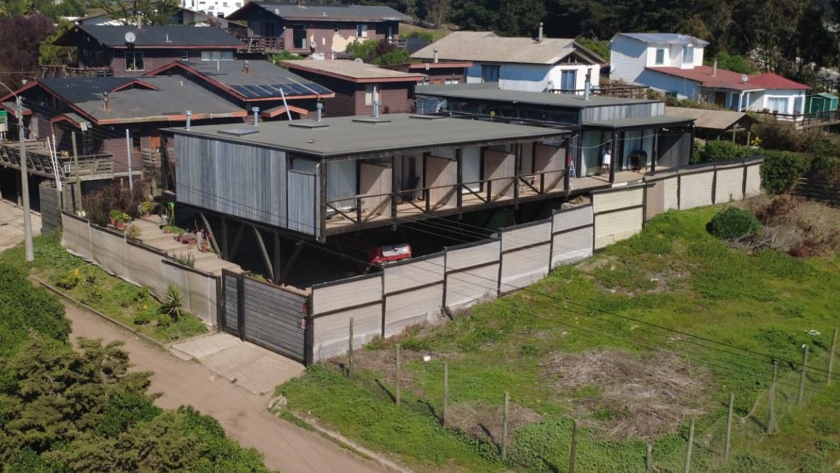 Vista aérea de Alba Lodge Maitencillo con sus lofts elevados sobre pilotes
